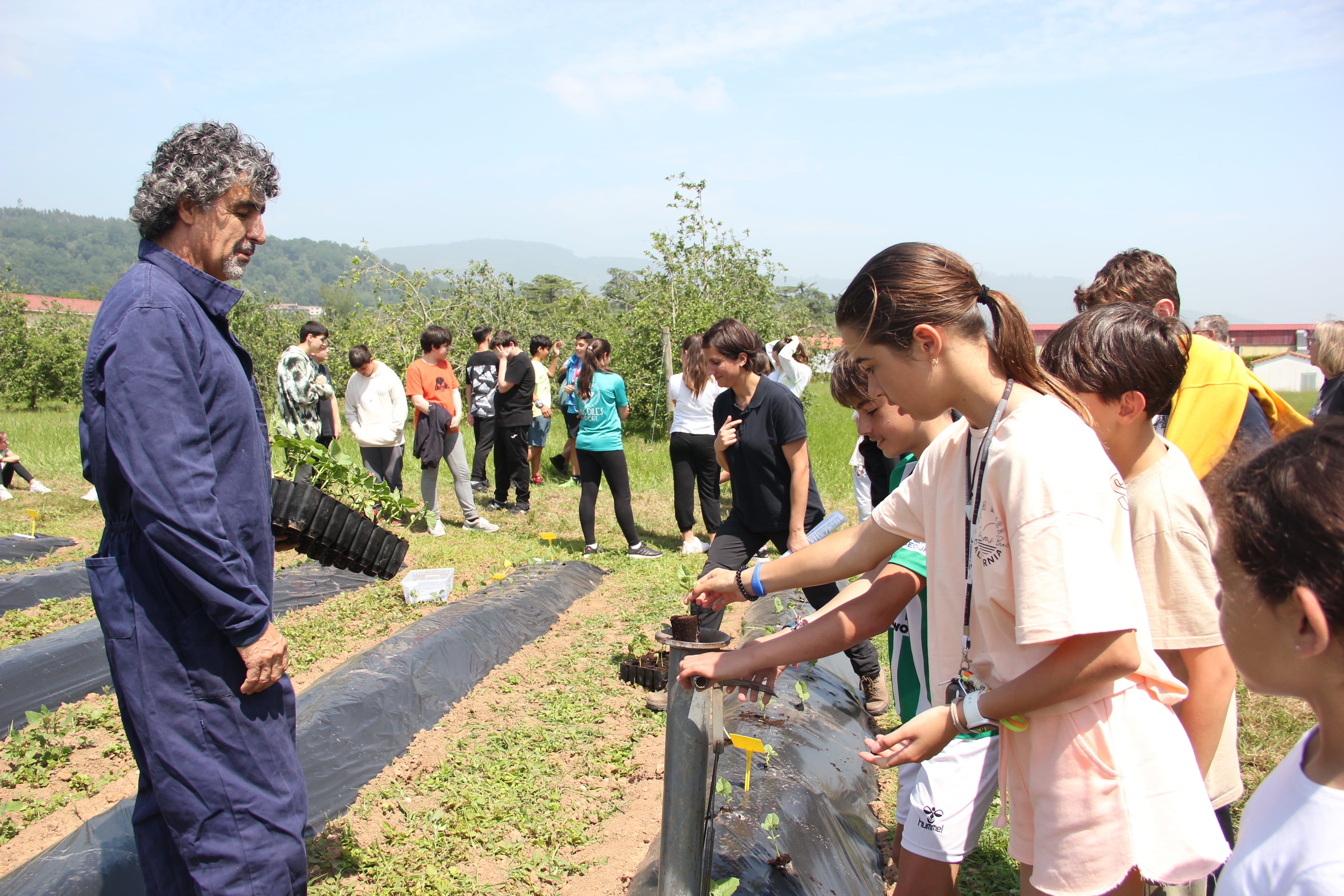 Foto El equipo de Genética Vegetal del SERIDA acoge la visita del alumnado del IES Víctor García de la Concha. Villaviciosa, 30 de mayo de 2023. 